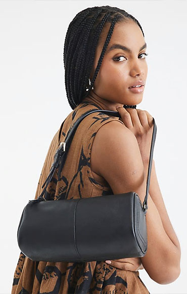https://bagsresearch.com/leather-shoulder-bag-in-black